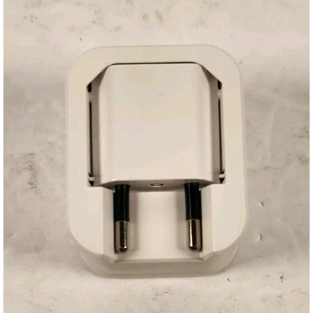US‎ to EU Plug Adapter (8A5)